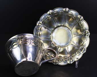 Tasse et soucoupe Art Nouveau en métal argenté par WMF.