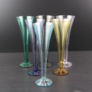 Vintage Retro Set aus 6 farbigen Champagner Trinkgläsern.