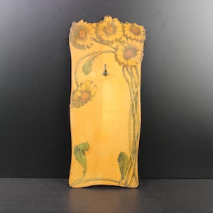 Jugendstil-Holzschlüssel oder Pinsel-Aufhängehaken mit Blumenmuster.