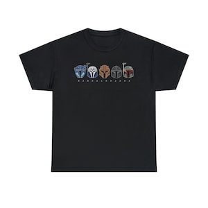 Mandalorianos V2 en una camisa Gildan / Camisa de Star Wars / Camisa mandaloriana / Armero Bo Katan Boba Fett Din Djarin Paz Vizsla / Regalos de Star Wars