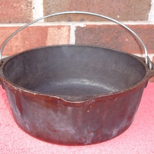 Cast Iron Dutch Oven Bean Pot D3 8DO USA Vintage Large 10&quot; With Bail Handle