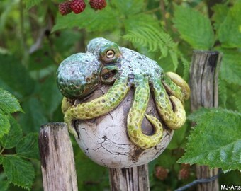 Keramik Oktopus auf Kugel, Beetstecker Gartenkugel Gartenkeramik  - Unikat