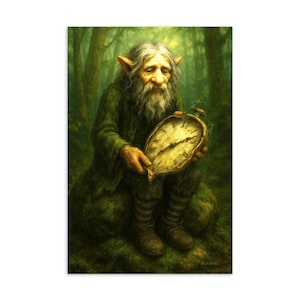 Op de afbeelding: Illustratie van een oudere, elfachtige figuur met een lange witte baard en puntige oren, gekleed in groene gewaden. De figuur houdt een smeltend zakhorloge vast in een bosrijke omgeving. Het kunstwerk heeft een fantasiethema.
