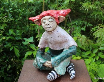 Elfe sitzend Keramik Gartenfigur - sign. Unikat