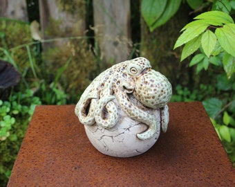 Poulpe en céramique sur boule, bouchon de lit boule de jardin en céramique unique