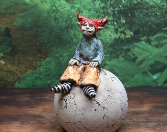 Elfe sur ballon avec chaussettes rayées - figurine de jardin signée. Unique