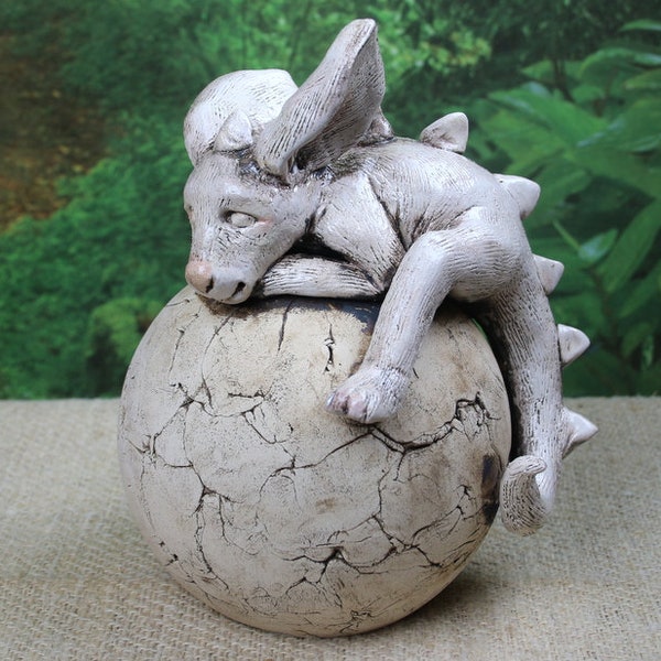 Schlafender Gargoyle auf Kugel, Keramik Unikat
