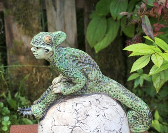 Elfe sur boule caméléon elfe caméléon figurine de jardin figurine en céramique unique