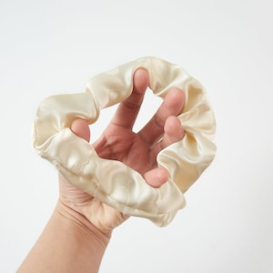 Reine Maulbeerseide French Scrunchie | Weiße Wolke | Jacquard Seide | 5 cm | 20 Momme | Pinselsammlung