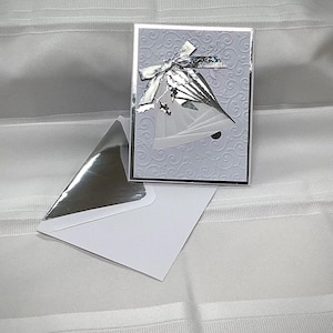 Tarjeta de felicitación en blanco en 3D de lujo hecha a mano con pliegues en iris. Campana plateada metalizada y blanca, cara en relieve. ¡Boda, aniversario o festividad! ¡Hermosa!