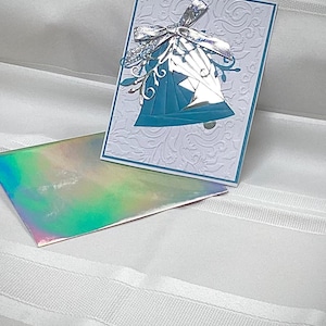 Tarjeta de felicitación en blanco en 3D de lujo hecha a mano con pliegues en iris. Campana plateada metalizada/verde azulado, cara en relieve. ¡Boda, aniversario! ¡Hermosa!