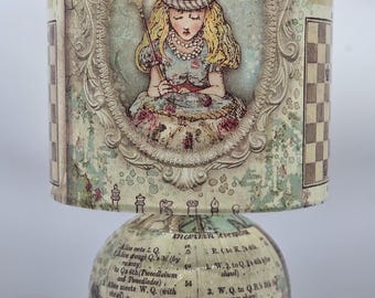 Lámpara de mesa con decoupage de Alicia en el País de las Maravillas, diseño de la Reina de Corazones