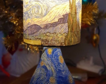 Lámpara de mesa con decoupage "Noche estrellada" de Van Gogh: luz de noche en forma de lágrima