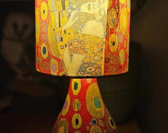 Lámpara de mesa con decoupage «El beso» de Klimt: luz de noche de arte abstracto