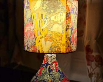 Lámpara de mesa decoupage «El beso» de Klimt con diseño floral de William Morris