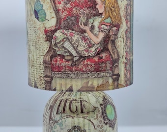 Alicia en el País de las Maravillas II. Lámpara de mesa con decoupage: Decoración caprichosa para el hogar