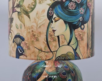 Lámpara de mesa con diseño de geisha y pavo real / Decoración del hogar con decoupage / Luz de noche / Regalo oriental