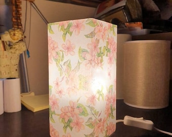 Lámpara de mesa con flor de cerezo decoupage: decoración del hogar hecha a mano con vidrio esmerilado