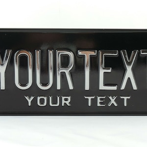 Placa de carro dos EUA, placa de carro personalizável, em relevo, personalizada, de alumínio, feita na Alemanha, com envio expresso, texto em duas linhas