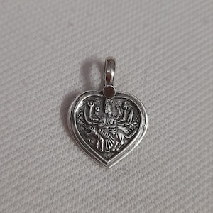 Ciondolo fatto a mano in argento sterling raffigurante la dea Maa Durga - Design tribale del Rajasthan