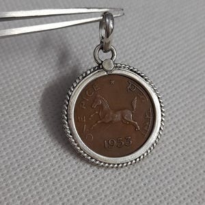 Handgjort sterlingsilverinramat hänge med gammalt mynt från 1953-talet: Indiska tribal boho-smycken