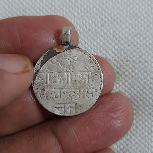 Pingente vintage 2000s artesanal, pingente de prata antigo de alta qualidade, pingente de lua mantra, letras hindi, pingente tribal do rajastão