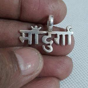 Handgemachter Anhänger 92.5 Sterling Silber Anhänger Hindi Buchstaben Maa Durga Anhänger Yogini Göttin Maa Durga Halskette Hindi Buchstabe Handwerker Anhänger