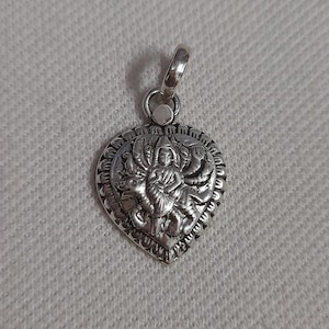 Può includere: Un set di tre ciotole impilabili in ceramica nei toni del blu, verde e bianco. Le ciotole presentano una smaltatura maculata e un design semplice e moderno. La ciotola più grande misura circa 15 cm di diametro.