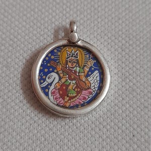 Ciondolo fatto a mano in argento sterling 925 dipinto a mano, ciondolo della dea Maa Saraswati, collana artigianale con cornice in vetro, splendido ciondolo realizzato a mano