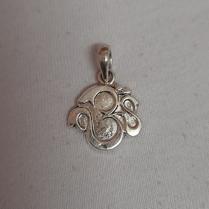 Pingente feito à mão 92.5 prata esterlina aum pingente hindu mantra om pingente coroa chakra pingente meditação pingente sânscrito aum om pingente