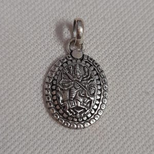 Ciondolo Maa Durga in argento sterling: gioiello protettivo realizzato da artigiani tribali del Rajasthan.