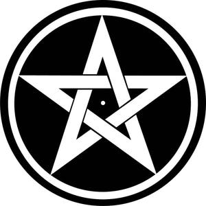 Op de afbeelding: Een zwart-wit pentagram met een witte cirkel eromheen. Het pentagram is een vijfpuntige ster met een cirkel in het midden.