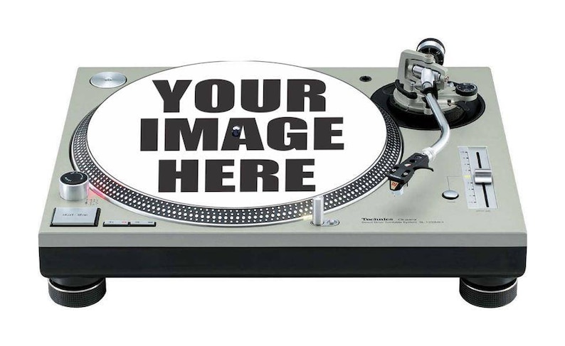 Puede incluir: Un tocadiscos Technics SL-1200 plateado con una alfombrilla blanca que dice "YOUR IMAGE HERE".
