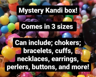 Puede incluir: Un surtido colorido de cuentas Kandi de varias formas y tamaños. La imagen presenta una "Mystery Kandi box!" que viene en 3 tamaños y puede incluir gargantillas, pulseras, puños, collares, pendientes, perlers, botones y más.