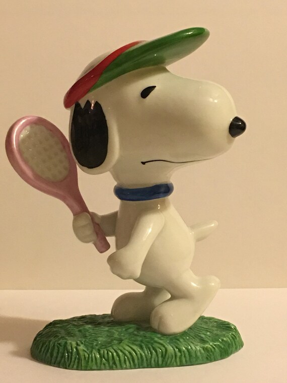 Figurine En Céramique Jouer Tennis Charles Schultz Peanuts Gang Fait En Chine Snoopy Collection Knick Knack Statue Verte Visière