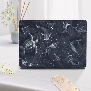 Cosmic Marine Life Macbook Hartschalenhülle: Meeresschildkröte, Qualle, Wal