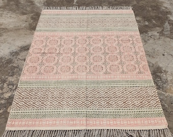 Dywan bawełniany tkany ręcznie, dywan płasko tkany w kolorze różowo-zielonym, dywan w geometryczne wzory boho z motywem kwiatowym, dywan Dhurrie w stylu vintage w stylu wiejskim