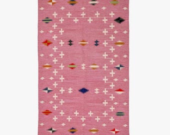 Różowy ręcznie tkany bawełniany dywan, dywanik w stylu boho kilim, płasko tkany dywan do sypialni i pokoju dziecięcego
