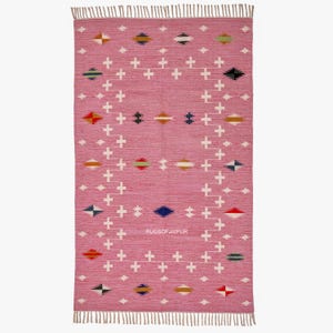 Op de afbeelding: Een witte keramische mok met een zwarte handgreep en de tekst "But First, Coffee" in een vetgedrukte, zwarte letter. De mok staat tegen een vage achtergrond, wat een gezellige setting suggereert.