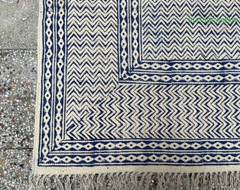 Handgewebter Baumwollteppich, Blauer Elfenbein-Flachgewebeteppich, Chevron-Bordüre, Boho Dhurrie Teppich