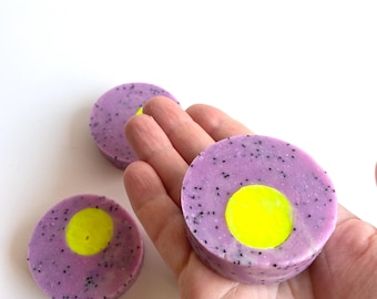 MATHILDA  Seife mit Weißertee & Mohn | peelend, fruchtig, neon, bunt, vegan, Geschenk, rund