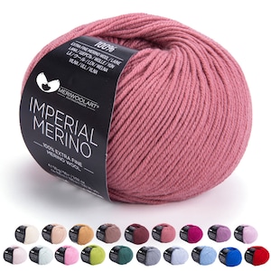 Op de afbeelding: Een bol 100% extra fijne merinowol in een stoffige roze kleur. Het garen is geëtiketteerd met "Imperial Merino" en is gemaakt door Meriwoolart. Het etiket vermeldt ook dat het garen 100% extra fijne merinowol is.