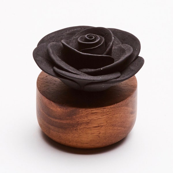 Diffuseur huile essentielle, fleur Gardenia noire, en porcelaine à parfumer,dim 7cm, objet déco écologique  fait main,utiliser avec 1 parfum