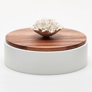 Boîte à bijoux ronde, en bois. Boîte pour bonbons, clés, vide poche. Fleur en céramique sur couvercle. Diam 15cm. Collection ANOQ