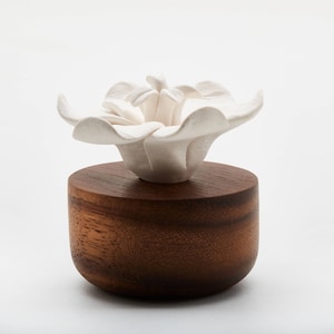 Oil diffuser in Ceramic and Wood, wireless product, Jasmin flower design, natural perfume scent diffuser, aromatherapy.ANOQ Paris Collection