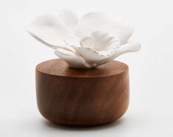 Oil and Perfume diffuser, White porcelain flower, Base in Acacia wood. Put 3 drop of essential oil on the porcelain for diffusion. BY ANOQ