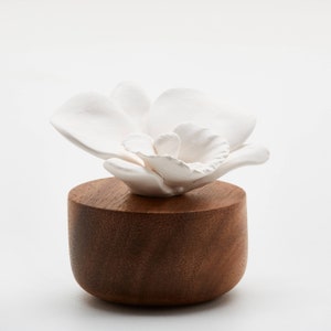 Oil and Perfume diffuser, White porcelain flower, Base in Acacia wood. Put 3 drop of essential oil on the porcelain for diffusion. BY ANOQ