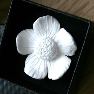 Perfume diffuser, Oil diffuser, porcelain Flower to perfume with scent, floral diffuser in a square gift box.Coming in a nice black gift box