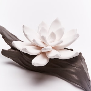 Duftdiffusor für ätherische Öle und Parfümkonzentrate, Weiße Porzellanblume auf grauem Keramikzweig, L 17 cm.