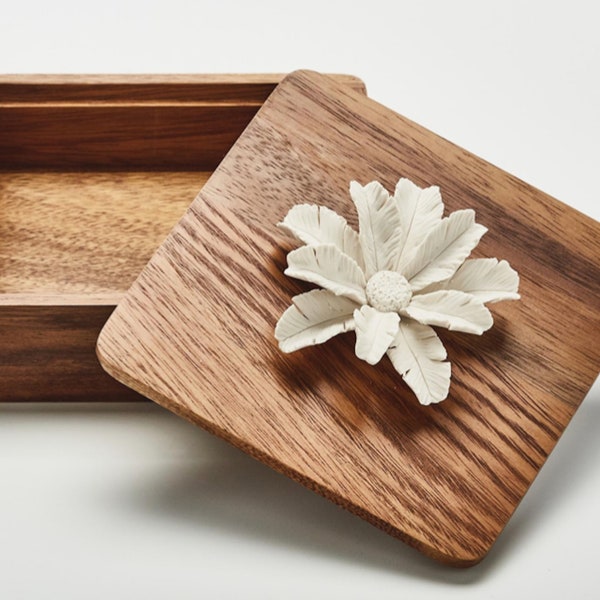 Tuka | Boîte carré en bois ornée d'une fleur en porcelaine / boîte à bijoux / boite design / boite décorative